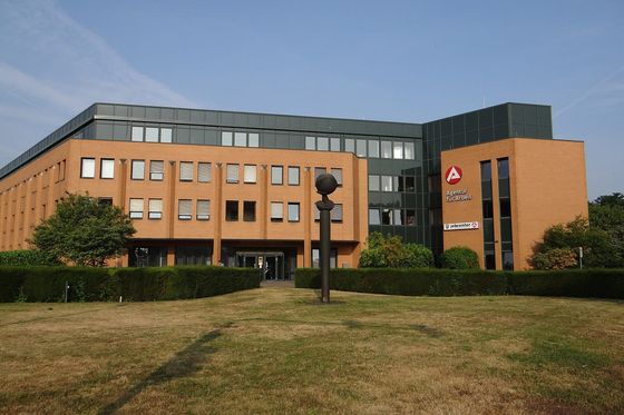 Backsteingebäude der Agentur für Arbeit in Nienburg mit Logo an der Fassade