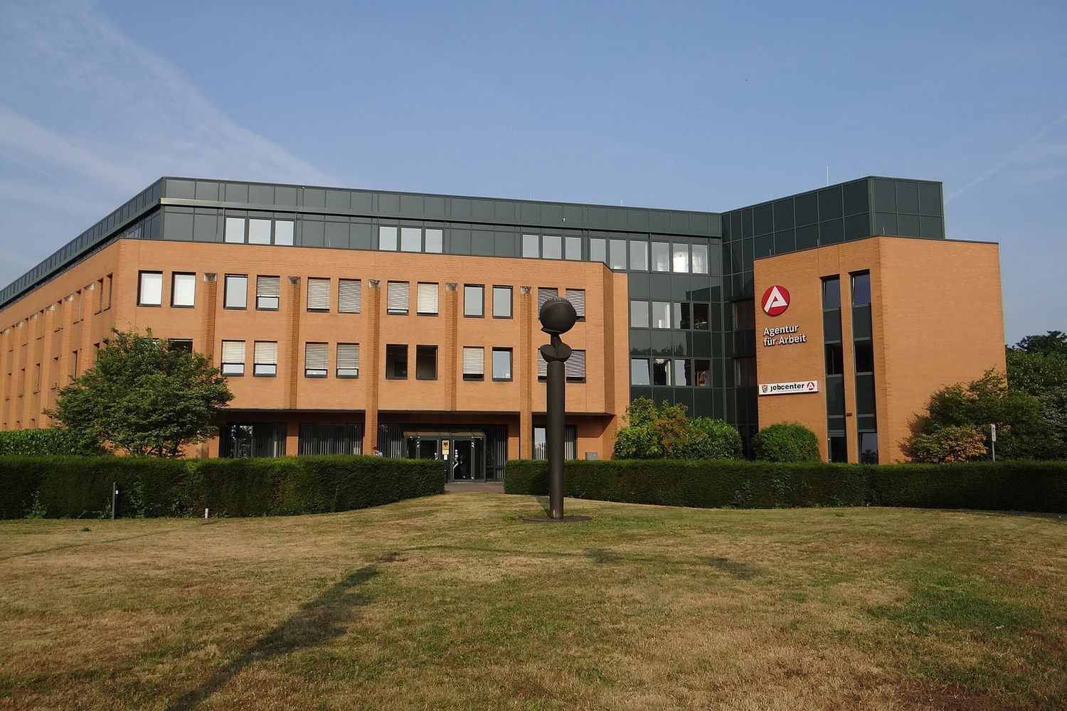 Backsteingebäude der Agentur für Arbeit in Nienburg mit Logo an der Fassade