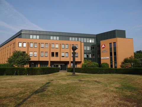 Backsteingebäude der Agentur für Arbeit in Nienburg mit Logo an der Fassade