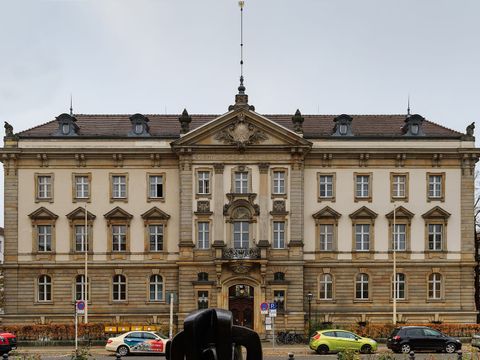 Historische Fassade des Amtsgerichts Charlottenburg in Berlin mit Inschrift Königliches Amtsgericht