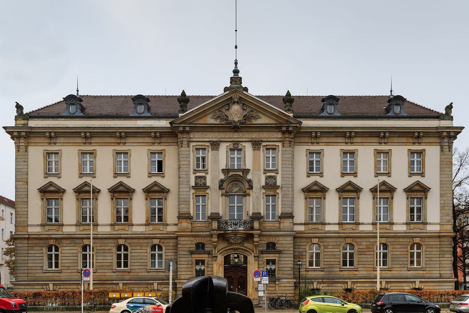 Historische Fassade des Amtsgerichts Charlottenburg in Berlin mit Inschrift Königliches Amtsgericht