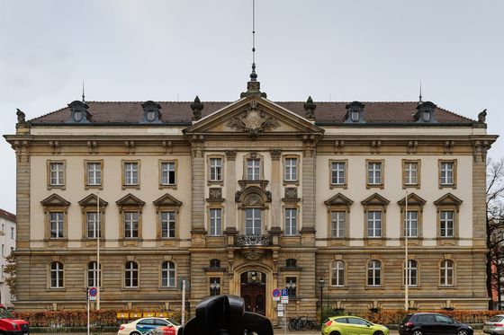 Historische Fassade des Amtsgerichts Charlottenburg in Berlin mit Inschrift Königliches Amtsgericht