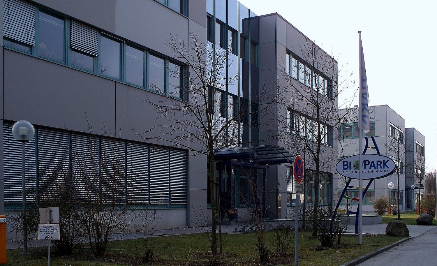 Gebäude des Gründerzentrums Biopark der Universität Regensburg mit Schild am Eingang