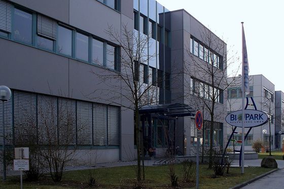 Gebäude des Gründerzentrums Biopark der Universität Regensburg mit Schild am Eingang