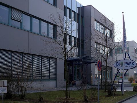 Gebäude des Gründerzentrums Biopark der Universität Regensburg mit Schild am Eingang