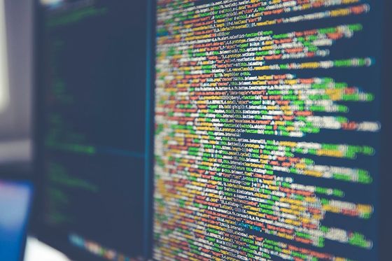 Bildschirm mit farbig hervorgehobenem Programmcode, leicht unscharf aus schrägem Winkel